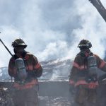 bomberos luchando contra un incendio