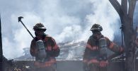 bomberos luchando contra un incendio