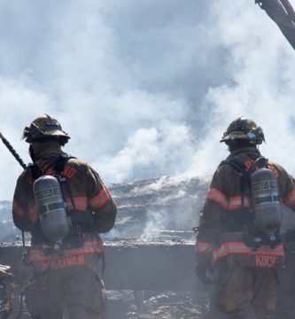 bomberos luchando contra un incendio